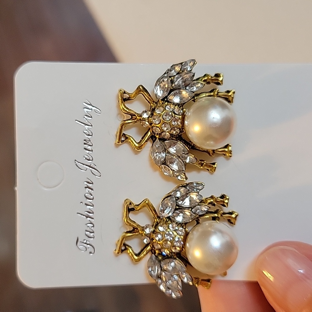 queen bee 🐝 earrings